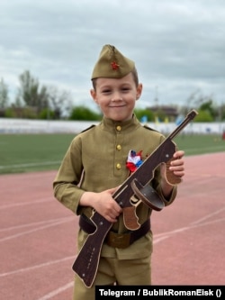 "Балалар парадына" қатысушы. Ейск, Краснодар өлкесі, Ресей. 29 сәуір 2023 жыл.