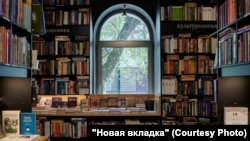 Сегодня в магазинах трудно найти "Лето в пионерском галстуке" – и даже не столько из-за гомофобного закона, сколько из-за спроса, возникшего на книгу на его фоне