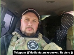 Vladlen Tatarsky (aka Maksim Fomin) Ресейдің Украинадағы соғысын қолдайтын блогер Максим Фомин. Владлен Татарский – оның лақап аты.