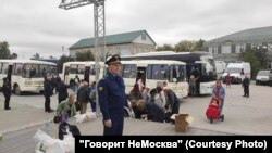 Убинские власти организовали доставку 170 человек с поля в местный ДК менее чем за час после посадки самолета в поле. Фото: Западно-Сибирская транспортная прокуратура