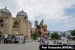 Муслихуддин шейхтің кесенесі алдындағы алаң. Хожант, Тәжікстан. 18 маусым, 2024 жыл.