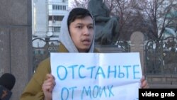 "Oyan, Qazaqstan" белсендісі Темірлан Еңсебек қамаудағы серіктеріне қолдау білдіріп пикетте тұр. Алматы, 3 қаңтар, 2024 жыл