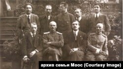 Первое правительство БНР 25 марта 1918 г. Минск. Фото после подписания Уставной грамоты. Народный секретариат А. Бурбис, Я. Середа, Я. Воронко, В. Захарко, стоят А. Смолич, П. Кречевский, К. Езовитов, А. Овсяник