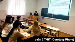 Студенты Сибирского госуниверситета водного транспорта на лекции.