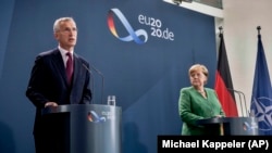 Germaniya kansleri Angela Merkel NATO Bosh kotibi Yens Stoltenberg bilan.