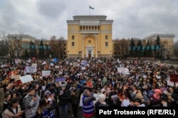 Ғылым академиясы ғимараты маңындағы Шоқан Уәлиханов ескерткіші алдында әйел құқығын қорғауға арналған митингі өткізуге қала әкімдігі келісім берген. Алматы, 8 наурыз 2022 жыл.