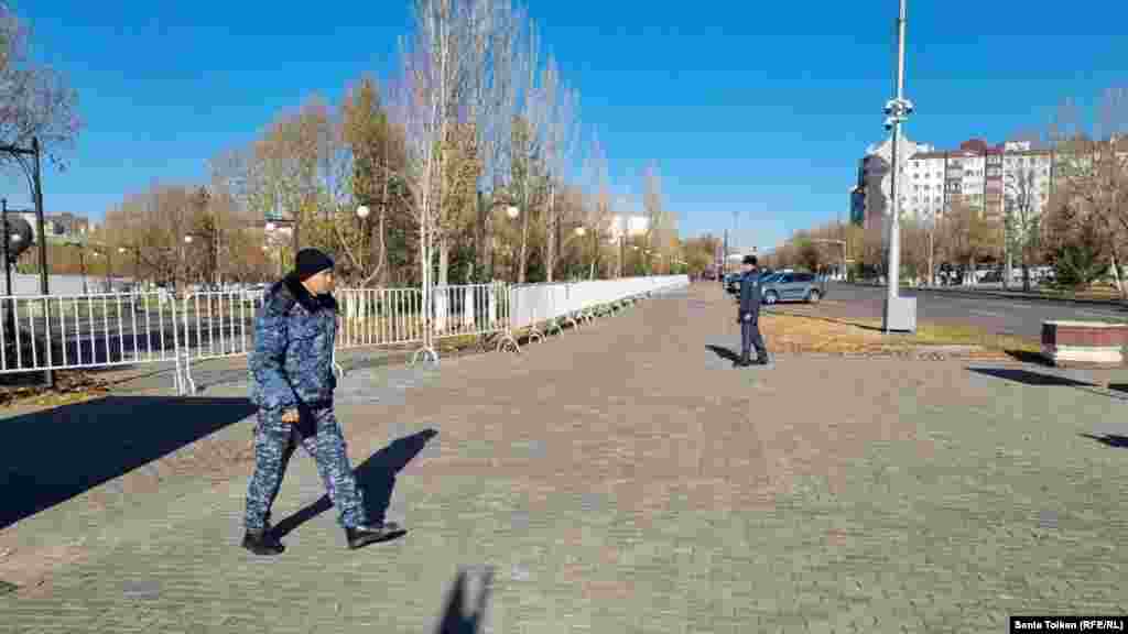 Жетісу аудандық полиция бөліміне жеткізілген Әсет Әбішев полицейлер өзін не үшін әкетіп, не үшін босатқанын түсіндірмегенін айтты. - Бес сағат дәлізде отырғызып қойды. Учаске полицейлері ғана жүрді, бірде-бір басшы болған жоқ. Бізді алып кеткендер шақырту қағазын да көрсетпеді, өзін де таныстырмады. Көшеден ұстап әкетті. Айдар Сыздықов екеумізді шығарды. Қанатхан Әмреновтың қайда екенін білмеймін, - дейді Әсет Әбішев. Суретте: Алматыда ерте сайлауға қарсы акция өтеді деп көрсетілген жерде жүрген полиция қызметкерлері. 25 қазан&nbsp;2022 жыл.