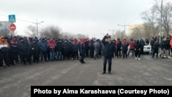 Жаңаөзенде қала әкімдігі алдына жиналып, газ бағасын түсіруді талап етіп тұрған адамдар. Маңғыстау облысы, 2 қаңтар 2022 ж. Азаттыққа белсенді Алма Қарашаева жолдаған фото.