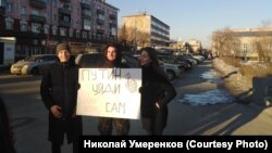 Прохожие фотографируются с участником пикета в Барнауле