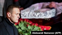 Алексей Навальный на прощании с Людмилой Алексеевой, архивное фото