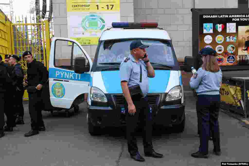 Стадионда полицейлер мен арнайы жасақ өкілдері көп болды. Бұған дейін Алматы қалалық полиция департаментінің бастығы Арыстанғали Заппаров концертте қауіпсіздікті қамтамасыз етуге 2,5 мың қызметкер жұмылдырылады деп мәлімдеген.&nbsp; &nbsp;