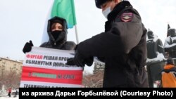 Дарья Горбылева на пикете обманутых дольщиков, Новосибирск