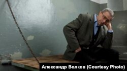 Александр Макаров саяси қуғын-сүргін құрбандарына арналған музейде отыр. Томск. 2010 жыл.