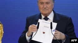 İsveçrə, FİFA-nın prezidenti Sepp Blatter səsvermədə Qatarın qalib olduğunu elan edir. 2 dekabr 2010-cu il. 