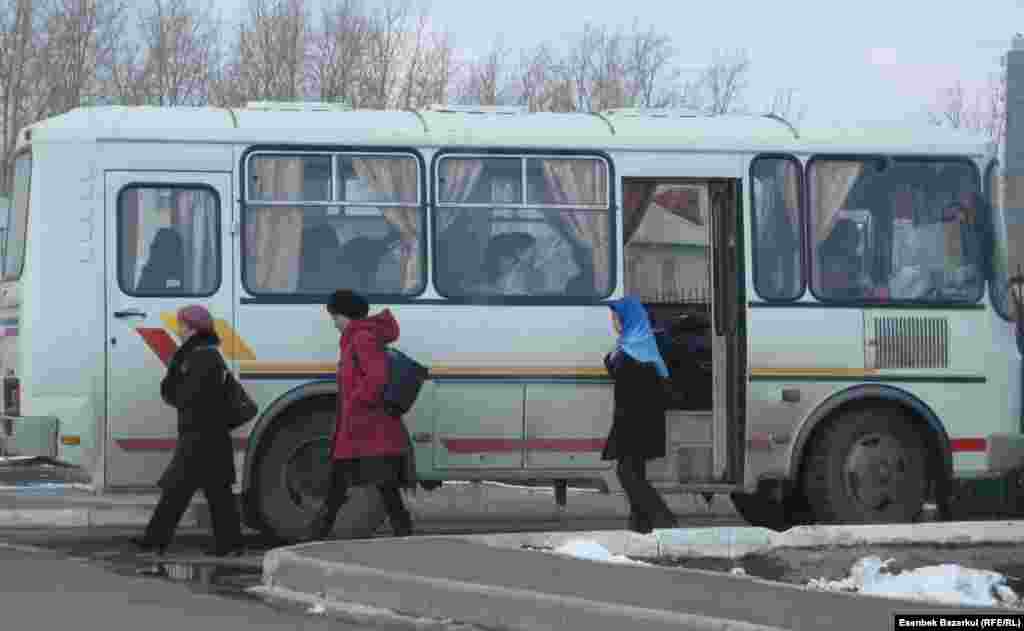 "Сайлаушылар" автобустан түсіп, сайлау учаскесіне бет алды. Астана, 3 сәуір 2011 жыл