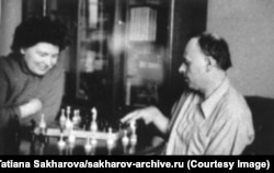 Андрей Сахаров жары Клавдиямен шахмат ойнап отыр. 1960-жылдары түсірілген сурет. Жұмыстағы келеңсіздіктерге қоса 1969 жылы қатерлі ісік дертінен көз жұмған әйелінің қазасы ғалымға ауыр соққы болды. "Біздің өміріміздегі бақытты кезеңдер, тұтас жылдар үшін Клаваға аса разымын" деп жазды ол әйелі қайтыс болғаннан кейін.