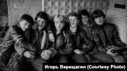 "Пацаны у подъезда". Братск. 1980-е гг.