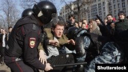 Задержание активиста во время антикоррупционного митинга в Москве, 26 марта 2017 года