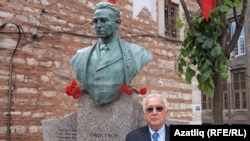 Istanbul universitetida Subudey To‘g‘on otasi Zaki Validiy yodgorligi yonida, 2012 - yil, 25 - may