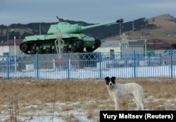 Советский монумент, танк ИС-2, на острове Шикотан