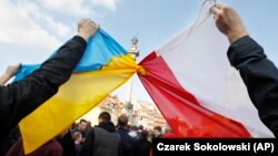 Польша мен Украина туларын біріктіріп ұстап тұрған адамдар. Варшава, 23 ақпан 2014 жыл.