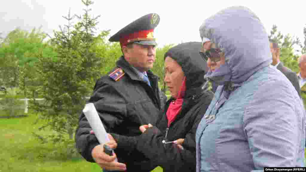 Борышкерлердің алдынан полиция қызметкері шығып, жұрттың тарауын талап етті. Астана, 22 мамыр 2013 жыл.&nbsp;Астана, 22 мамыр 2013 жыл.