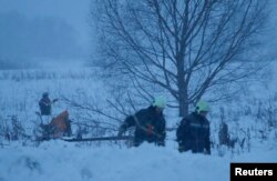 Ҳодиса жойидаги қутқарувчилар ва Ан-148 самолёти қолдиқлари, 11 февраль, 2018 йил