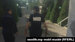 MIB xodimi ko‘cha kezmoqda