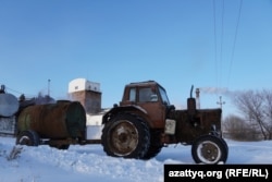 Барда құйылған цистернасы бар трактор зауыт алдында. Айдабол ауылы Ақмола облысы, 25 ақпан 2021 жыл.