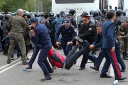 Кезектен тыс президент сайлауы өткен күні полицейлер бейбіт митингіге келген адамдарды ұстап жатыр. Нұр-Сұлтан, 9 маусым 2019 жыл.