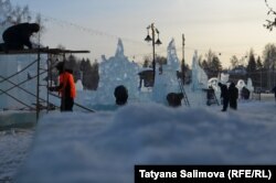 Участники фестиваля "Хрустальный Томск" в процессе работы над ледяными скульптурами