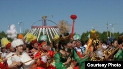 Домбыра тартып отырған шыңжаңдық қазақтар. www.chinanews.com сайтының суреті