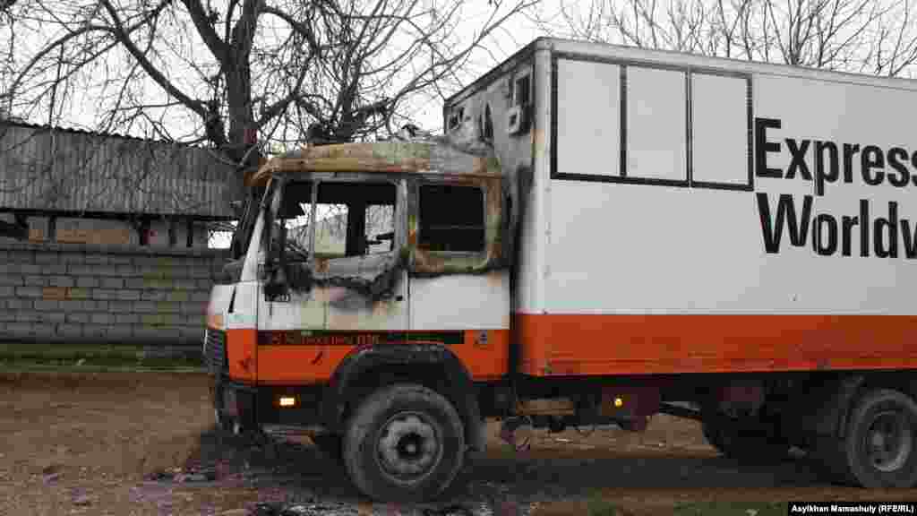 Ынтымақ ауылының тұрғыны Жәмшид Сейфоллаевтың өртенген көлігі. Ол бау-бақшадан жиналған өнімді басқа өңірлерге таситын көлігінің жөнделуі қиын екенін айтады.&nbsp;