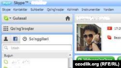 Skype-пен сөйлесіп отырған адам.