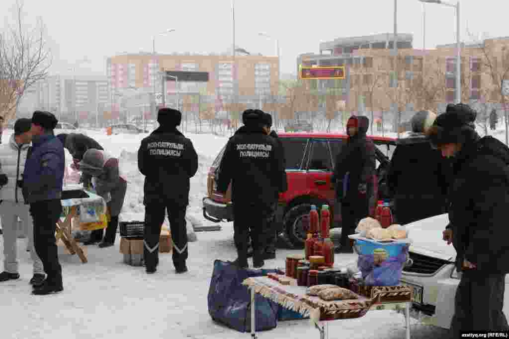 Сауран көшесіндегі жылжымалы жәрмеңкеге жеке азаматтар да шығып, өз өнімдерін сатқысы келген. Бірақ қалалық әкімдік өкілдері мен жол-патруль полицейлері оларға сауда жасауға рұқсат бермеді. &nbsp;