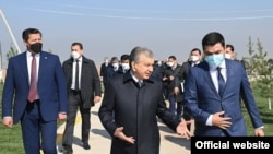 Mirziyoyev kambag‘allikni qisqartirish uchun mahallalarda hokim yordamchisi lavozimini joriy etishni taklif qilgan.