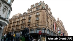 Лондондағы Harrods дүкенінің сыртқы көрінісі