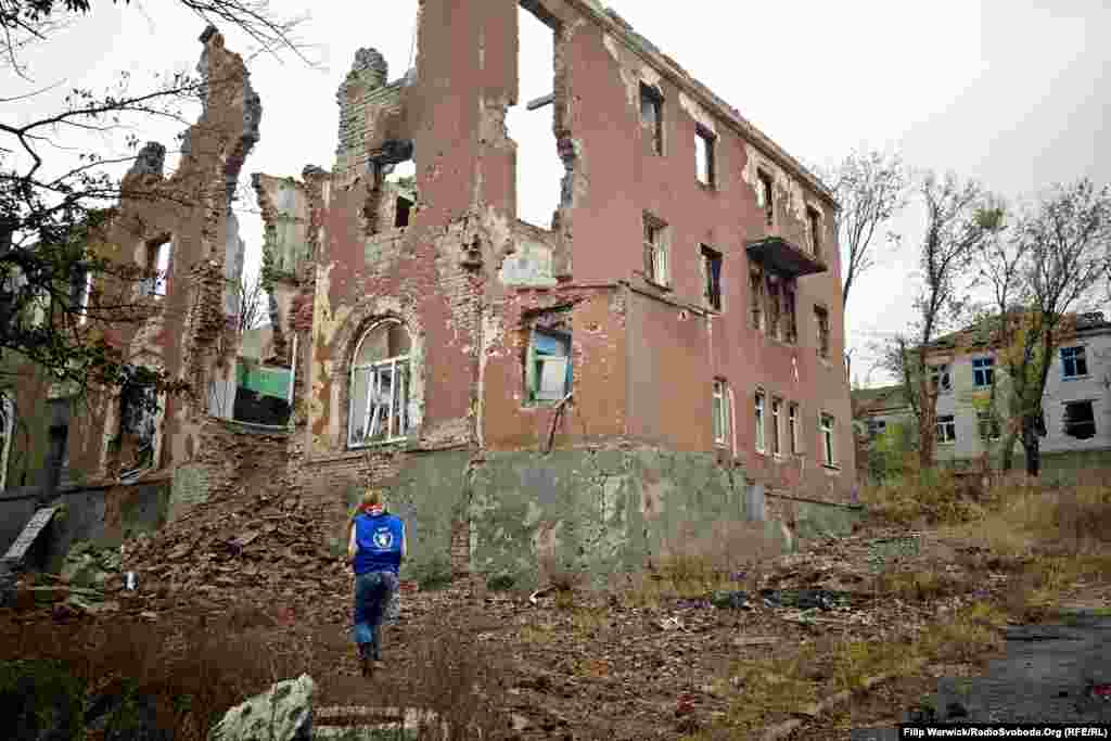 WFP (БҰҰ) азық-түлік бағдарламасының Славянск қаласындағы өкілі қираған ғимараттардың жанында жүр. &nbsp;