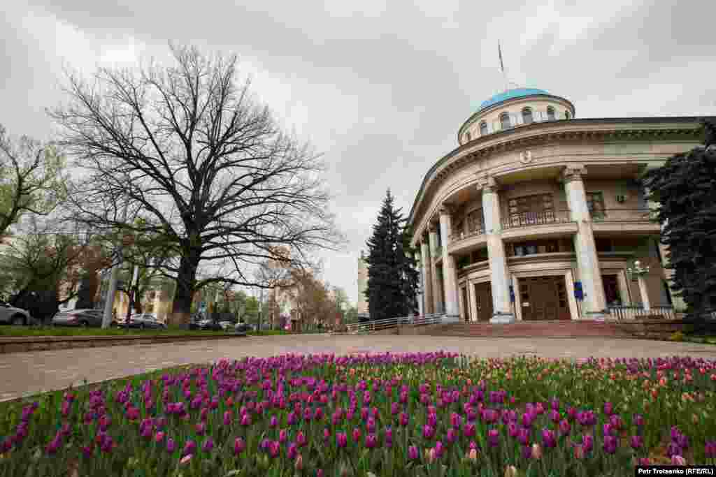 Коммуналдық қызмет әдеттегідей жұмыс істеп жатыр. Гүлзарларға гүл егіліп, көше тазартылған.