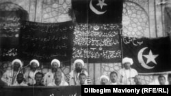 Mustaqil Buxoro respublikasi asoschilari - (old qator o‘ngdan chapga) Ota Xo‘ja¸ Usmon Xo‘ja¸ Fayzulla Xo‘ja va (eng chapda) Buxoro jadidlari yetakchisi Abdurauf Fitrat. Surat Usmon Xo‘janing o‘g‘li¸ tarixchi professor Temur Xo‘ja o‘g‘li arxividan olindi.