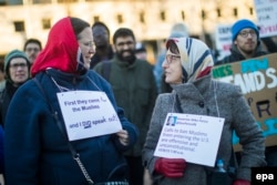 Участники протестной акции против указа Трампа