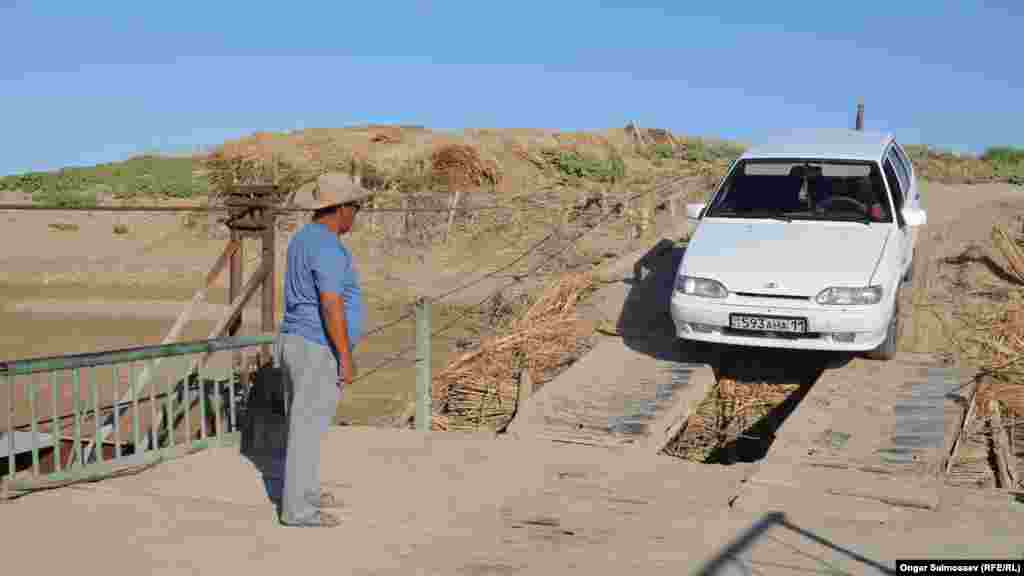 Ал жеңіл көлік иелері Сырдариядан бір рет өту үшін паромға 200 теңге береді.