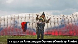 Новосибирский парапланерист Александр Орлов регулярно проводит бесплатные полеты с больными детьми