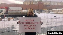 Сергей Зверев на Красной площади устроил одиночный пикет против строительства завода на Байкале