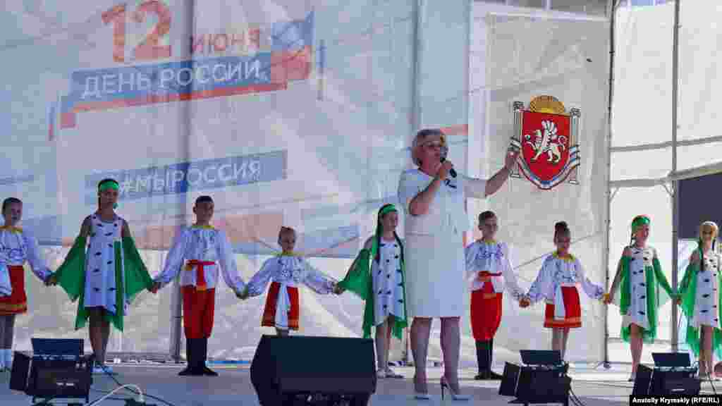 В Алуште праздничная программа начинается с официальной части. На сцене&nbsp;&ndash; глава российской администрации города Галина Огнева