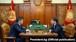 Президент Алмазбек Атамбаев және елдің бұрынғы премьер-министрі Сапар Исаков