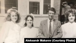 1990 год. Александр Макаров, учитель биологии, с выпускницами своего класса