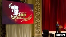 Қазақстан президенті Нұрсұлтан Назарбаев Дінмұхамед Қонаевтың 100 жылдық мерейтойына арналған жиында сөйлеп тұр. Алматы, 12 қаңтар 2012 жыл.