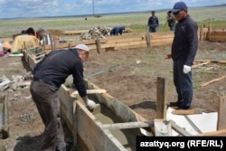 Ақтөбе қаласының іргесіндегі Қурайлы ауылында үй салып жатқан адамдар. 4 маусым 2017 жыл.