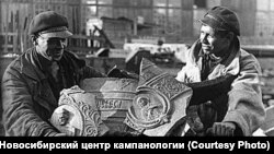 Обломки колоколов везут на переплавку. 1930-е гг.